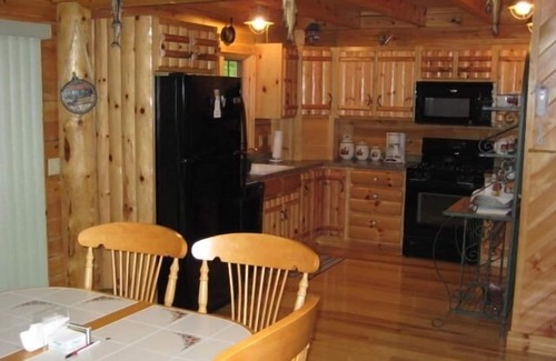 Shapleigh Cabin | Guest Rated 10/10: Mousam Lake Lodge Log Cabin Retreat