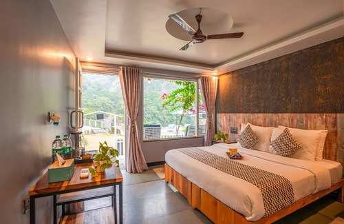 Paliyal Gaon Hotel | Riverside Resort Retreat: Family-Friendly & Breakfast Included