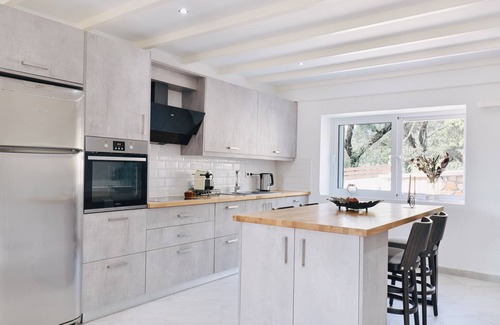 Termenades Villa | Discover Moute House: Family-Friendly Retreat Awaits