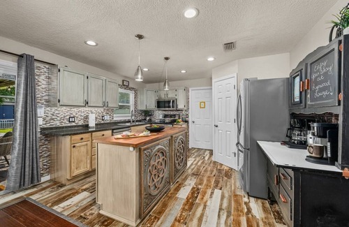 Forest City House | Guest Rated: 10/10 Stay with Movie Night & Fire Pit Fun