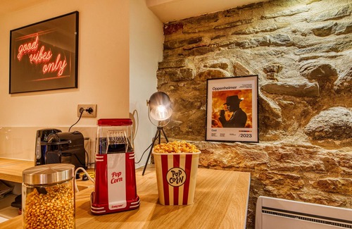 Griffon - Royale Apartment | Unique Cinema Room Experience with Kitchen Amenities Await!