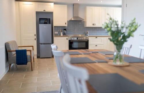 Worksop Apartment | Relax at Mowerina: Dog-Friendly Barn with Hot Tub