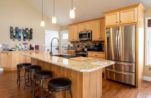 Lodi House | Pet-Friendly Retreat at Moxie on the Lake for Relaxation