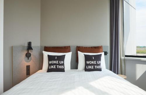 Hoofddorp Hotel | Discover Moxy Amsterdam Schiphol Airport: Pet-Friendly Stay