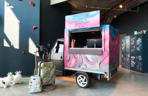Hoofddorp Hotel | Discover Moxy Amsterdam Schiphol Airport: Pet-Friendly Stay