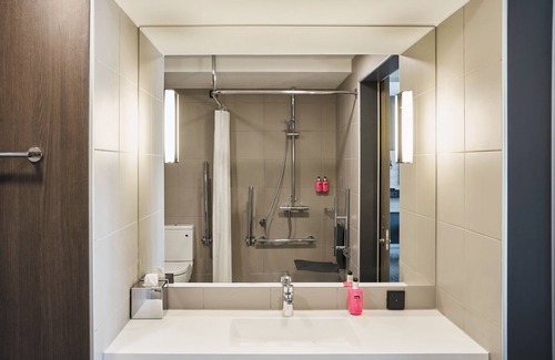 Saint Paul's Hotel | Discover Moxy Bristol: Eco-Friendly Escape with Spa & Dining