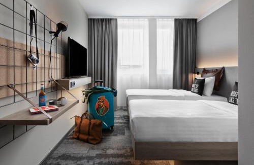 Stadtmitte Hotel | Explore Moxy Duesseldorf City: Pet-Friendly & Well-Rated Stay