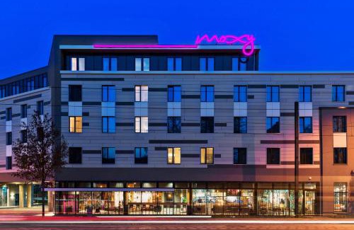 Holthausen Hotel | Discover Moxy Duesseldorf South: Pet-Friendly & Accessible Stay
