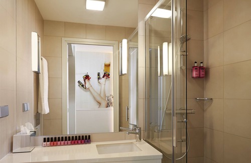 City Centre Glasgow Hotel | Stylish Moxy Glasgow Merchant City with Pool & Spa Amenities