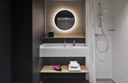 Bahrenfeld Hotel | Modern Moxy Hamburg Altona: Eco-Friendly & Family Friendly