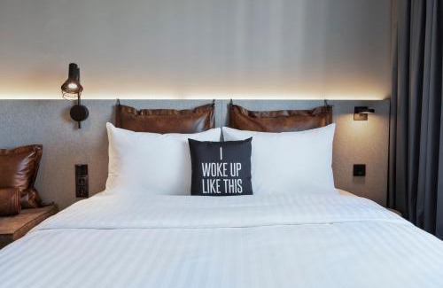 Borgfelde Hotel | Explore Moxy Hamburg City: Pet Friendly & Family Welcoming