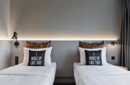 Borgfelde Hotel | Explore Moxy Hamburg City: Pet Friendly & Family Welcoming