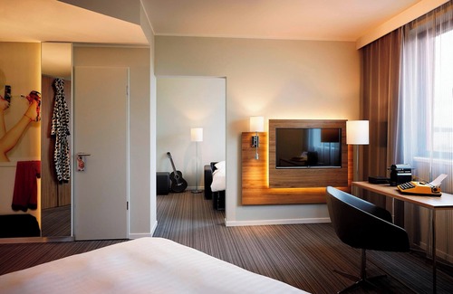 Schwaig Hotel | Stylish MOXY Munich Airport: Spa, Restaurant & Family-Friendly