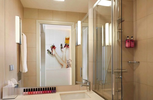 Schwaig Hotel | Stylish MOXY Munich Airport: Spa, Restaurant & Family-Friendly