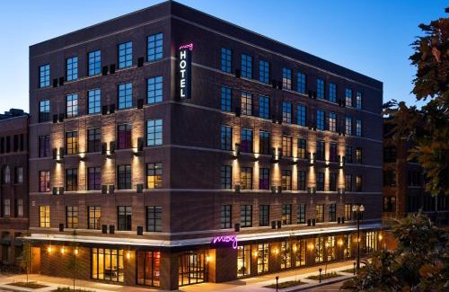 Old Market Hotel | Discover Moxy Omaha Downtown: Pet-Friendly and Modern Amenities