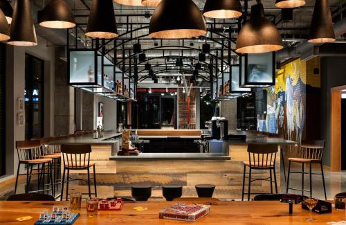 Old Market Hotel | Discover Moxy Omaha Downtown: Pet-Friendly and Modern Amenities