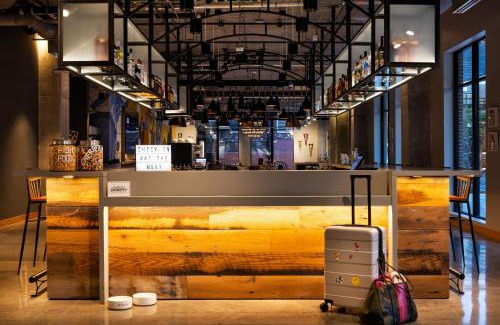 Old Market Hotel | Discover Moxy Omaha Downtown: Pet-Friendly and Modern Amenities