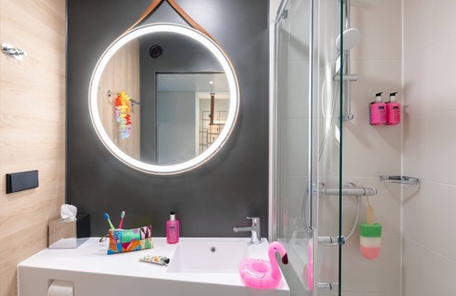 Montevrain Hotel | Experience Moxy Paris Val D’Europe: Top-Rated with Spa Access
