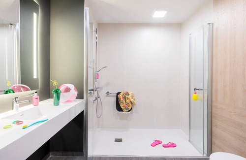Montevrain Hotel | Experience Moxy Paris Val D’Europe: Top-Rated with Spa Access