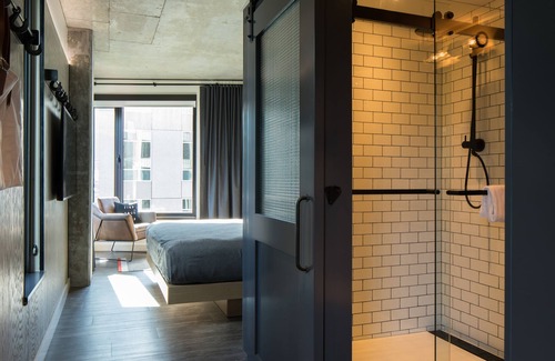 South Lake Union Hotel | Stylish MOXY Seattle Downtown with Spa and Breakfast Options