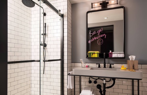 South Lake Union Hotel | Stylish MOXY Seattle Downtown with Spa and Breakfast Options