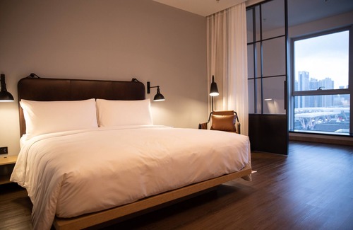 Futian CBD Hotel | Experience Moxy Shenzhen North Station with Pool & Dining