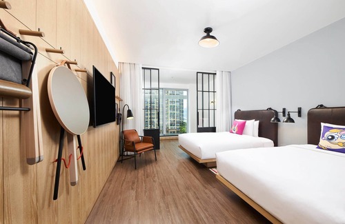 Futian CBD Hotel | Experience Moxy Shenzhen North Station with Pool & Dining
