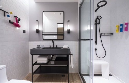 Beilin Hotel | Exceptional Moxy Xi'An Beilin: Family-Friendly Comfort