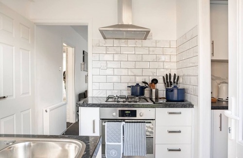 Redbridge Apartment | Charming One-Bed Apartment Near Gants Hill Tube Station