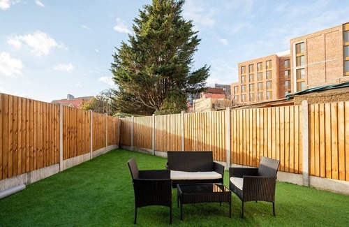 Redbridge Apartment | Charming One-Bed Apartment Near Gants Hill Tube Station