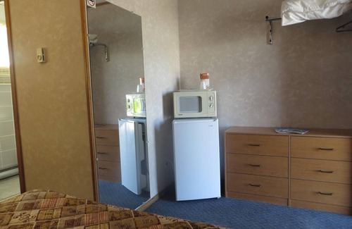 Wasaga Beach Hotel | Discover Comfort at J&J Motel with Pool and Breakfast