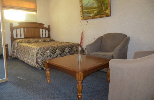 Wasaga Beach Hotel | Discover Comfort at J&J Motel with Pool and Breakfast