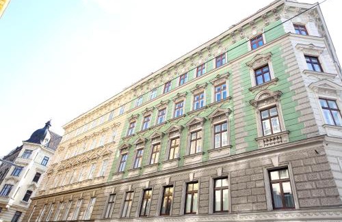 Roßau Apartment | Cozy Mozart Apartments - Family-Friendly Dining Awaits