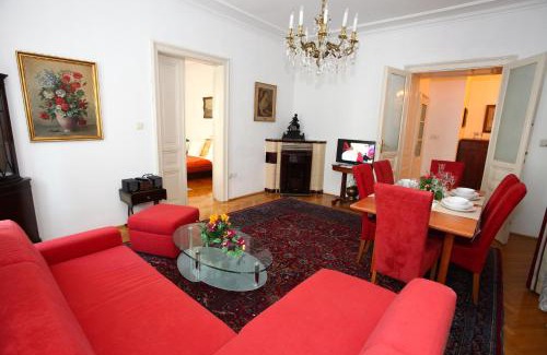 Roßau Apartment | Cozy Mozart Apartments - Family-Friendly Dining Awaits