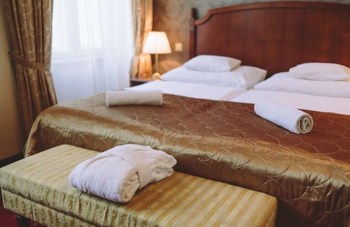 Szeged Hotel | Elegant Mozart Hotel: 4-Star Stay with Family-Friendly Amenities