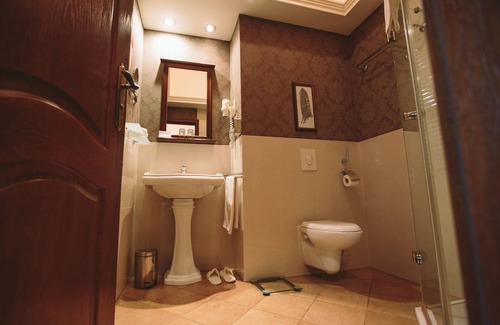 Szeged Hotel | Elegant Mozart Hotel: 4-Star Stay with Family-Friendly Amenities