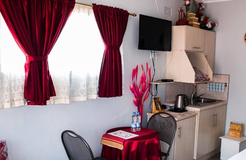 Harare House | Mpofu Guest House: Family-Friendly Stay with Breakfast Included