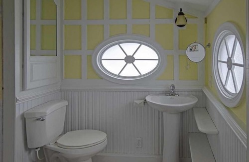 Harkers Island House | Mr. Bennie's Cafe: Pet-Friendly Escape with Ocean Views