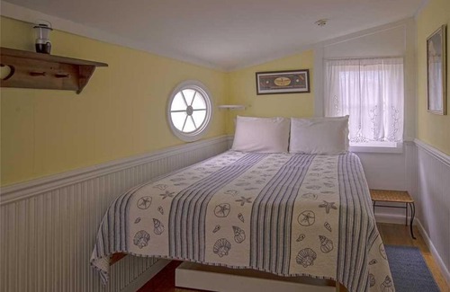 Harkers Island House | Mr. Bennie's Cafe: Pet-Friendly Escape with Ocean Views