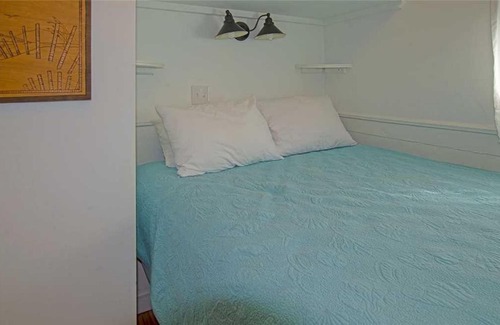 Harkers Island House | Mr. Bennie's Cafe: Pet-Friendly Escape with Ocean Views