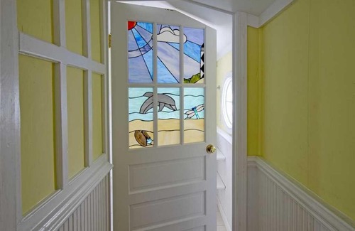 Harkers Island House | Mr. Bennie's Cafe: Pet-Friendly Escape with Ocean Views