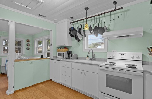 Harkers Island House | Experience Mr. Bennies Cafe: Pet-Friendly Retreat in NC