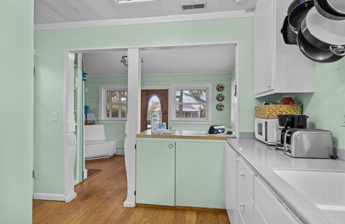 Harkers Island House | Experience Mr. Bennies Cafe: Pet-Friendly Retreat in NC