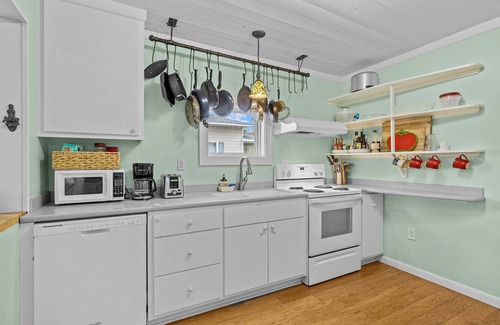 Harkers Island House | Experience Mr. Bennies Cafe: Pet-Friendly Retreat in NC