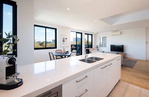 Abbotsford Apartment | Relax at Mr Gipps: Oceanfront with Pool & Family Friendly