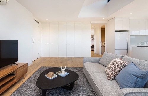 Abbotsford Apartment | Relax at Mr Gipps: Oceanfront with Pool & Family Friendly
