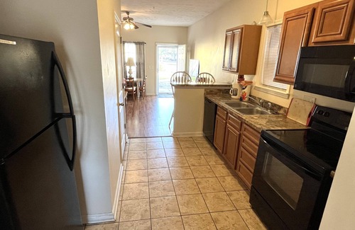 Myrtle Beach Cottage | Beachside Bliss: 3-Bedroom Cottage with Free WiFi & Pool