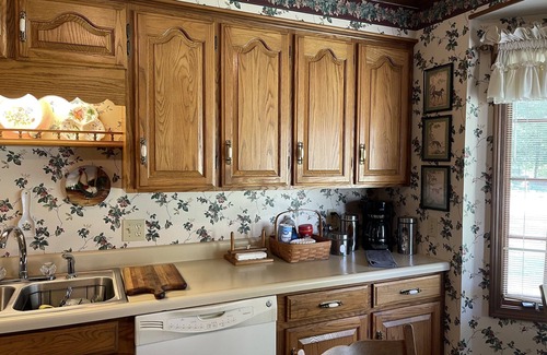 Martin House | Beautiful 2 BDRM Country Home Near UTM Campus with Spa