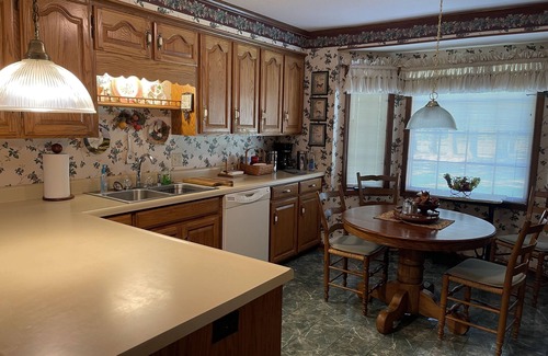 Martin House | Beautiful 2 BDRM Country Home Near UTM Campus with Spa