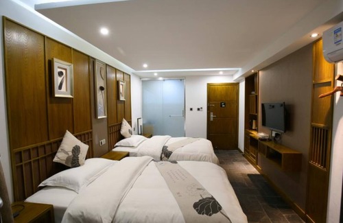 Fenghuang House | Cozy Retreat at Ms.Yang's Guest House with Breakfast Included